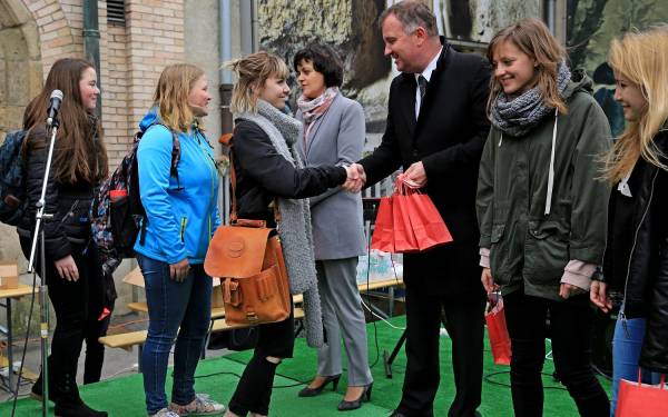 Lončki in korita, da bo gredica bolj barvita