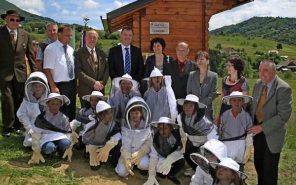 Vodstvi Čebelarske zveze Slovenije in Cinkarne Celje med mladimi čebelarji
